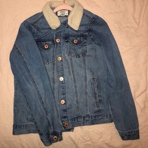 ➙ jean jacket with fur collar.